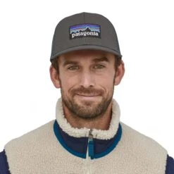 Patagonia Unisex P-6 Logo Trucker Hat - Organic Cotton -Sportswear Shop unisex p 6 logo trucker hat organic cotton headwear patagonia 897396