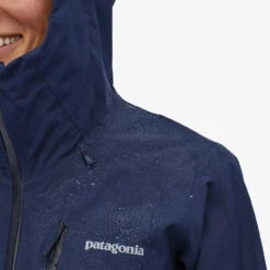 Patagonia W's Calcite Shell Jacket - Gore-Tex - Recycled Polyester -Sportswear Shop ws calcite shell jacket gore tex recycled polyester jacket patagonia 700812