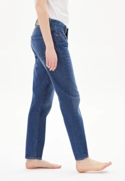 Armedangels W's Cayaa - Tapered Boyfriend Fit Mid Waist - Organic Cotton -Sportswear Shop ws cayaa tapered x boyfriend fit mid waist organic cotton pants armedangels 206839