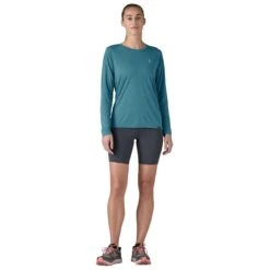 Patagonia W's L/S Cap Cool Daily Graphic Shirt - Waters - Recycled Polyester -Sportswear Shop ws ls cap cool daily graphic shirt waters recycled polyester shirt patagonia 647601