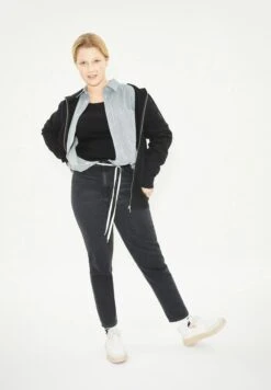 Armedangels W's Mairaa - Mom Fit High Waist - 100% Organic Cotton -Sportswear Shop ws mairaa x mom fit high waist 100 organic cotton pants armedangels 800162