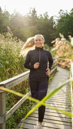 Devold W's Running Cover Zip Neck - Merino Wool 15 Devold W's Running Cover Zip Neck - Merino Wool -Sportswear Shop ws running cover zip neck merino wool shirt devold 166899