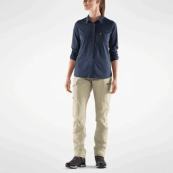 FJÄLLRÄVEN W's Travellers MT Trousers - Recycled Nylon & Organic Cotton -Sportswear Shop ws travellers mt trousers recycled nylon organic cotton pants fjallraven light beige 36 257752