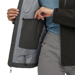 Patagonia W's Triolet Shell Jacket - Recycled Polyester -Sportswear Shop ws triolet shell jacket recycled polyester jacket patagonia 874072